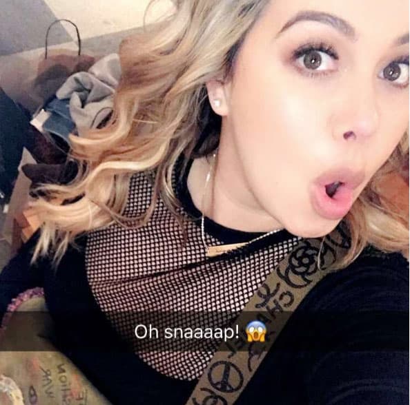 "
<i>Oh, snaaaap!</i>" dice Chiquis Rivera, promoviendo su Snapchat con una carita de sorpresa.