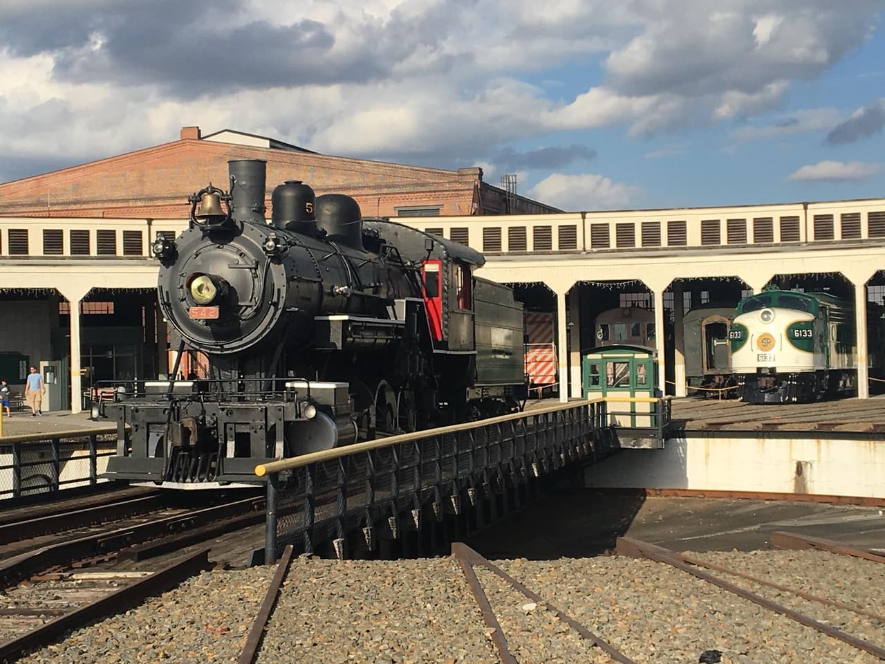 <b>North Carolina Transportation Museum</b>
<br>
<b>Sitio web</b>: 
<a href="https://www.nctransportationmuseum.org/tractors-and-trains/">https://www.nctransportationmuseum.org/tractors-and-trains/</a>
<br>
<b><a href="https://maps.app.goo.gl/YL9k35FRcZSTn6Q48">Cómo llegar</a> </b>
<br>
<br>El tren te lleva a través del campus de 60 acres del museo y dura unos 25 minutos. La disponibilidad de viajes cambia cada mes, pero puedes subir a bordo de viernes a domingo (y algunos jueves y lunes) de marzo a mayo. Desde junio hasta el Día del Trabajo, podrás disfrutar de paseos de jueves a domingo.