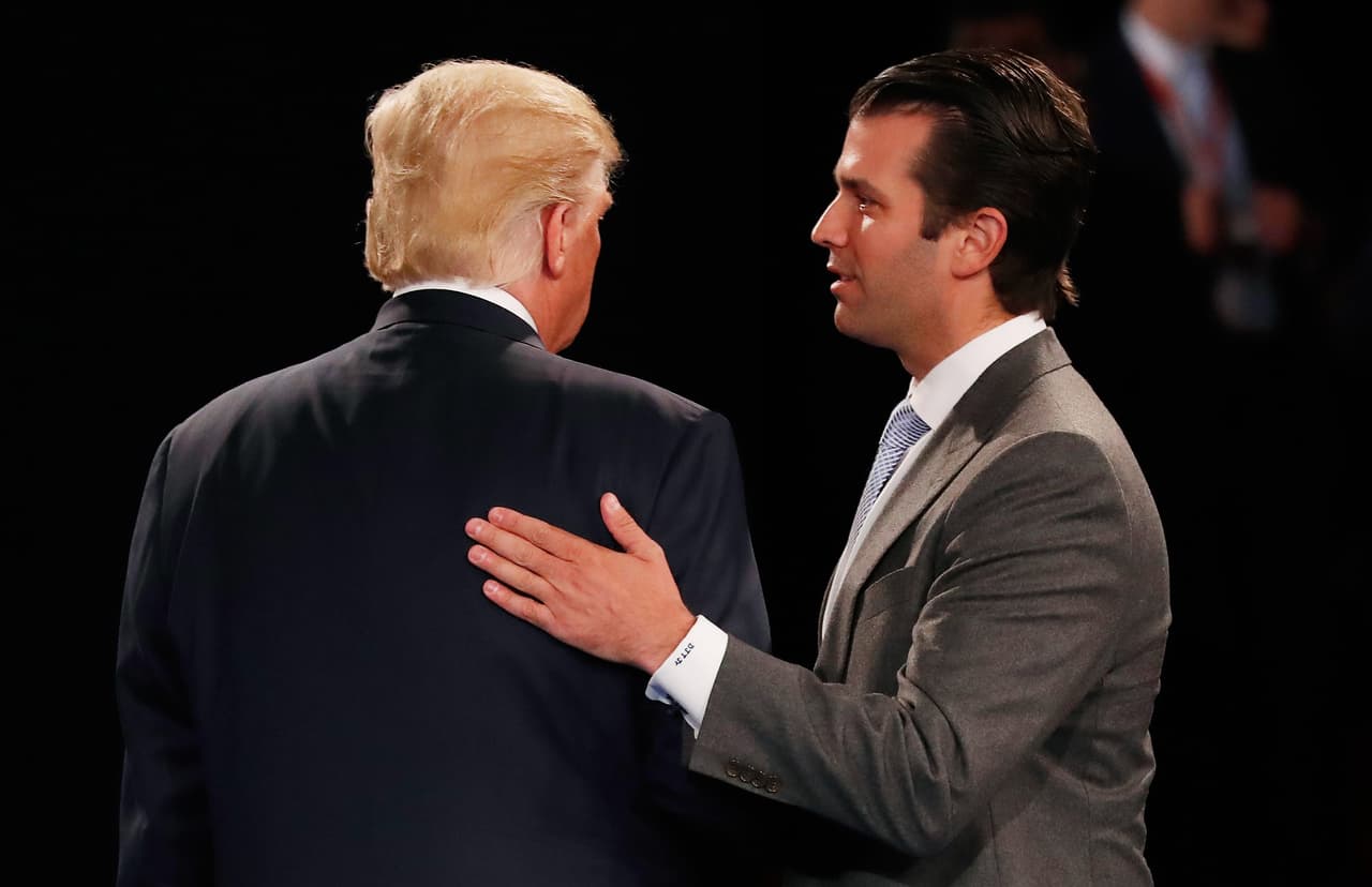 Donald Trump Jr felicita a su padre durante un debate presidencial contra Hillary Clinton, meses después de la reunión con los rusos