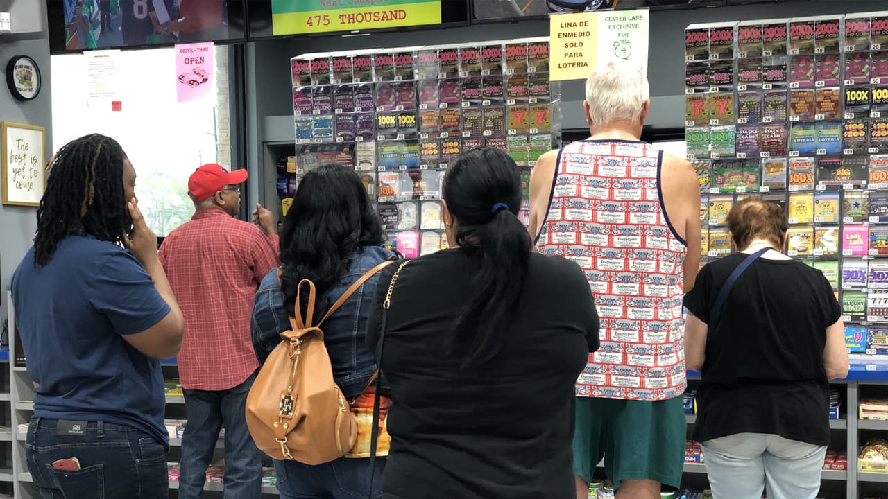 Esta noche juega el Powerball, que tiene un premio acumulado de 550 millones de dólares, y los clientes no han parado de llegar al lugar.