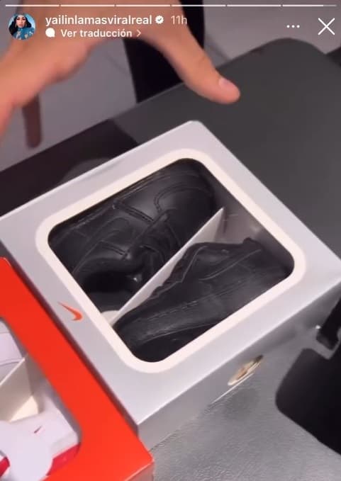 Finalmente, el artista puertorriqueño adquirió para su hija unos clásicos Nike Force 1 LE, que son completamente negros.
<br>