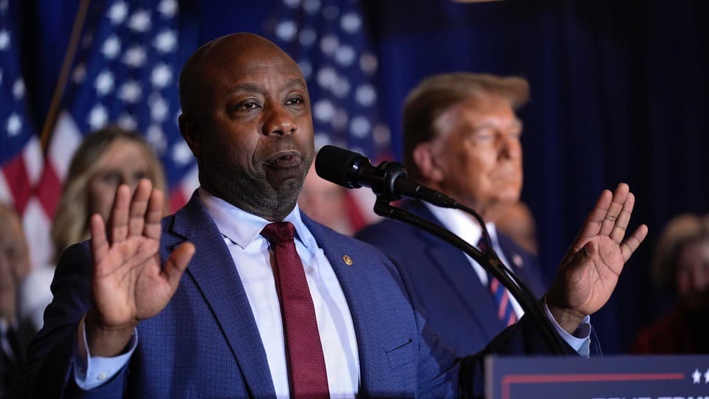 El senador republicano por Carolina del Sur Tim Scott y el expresidnete Donald Trump.