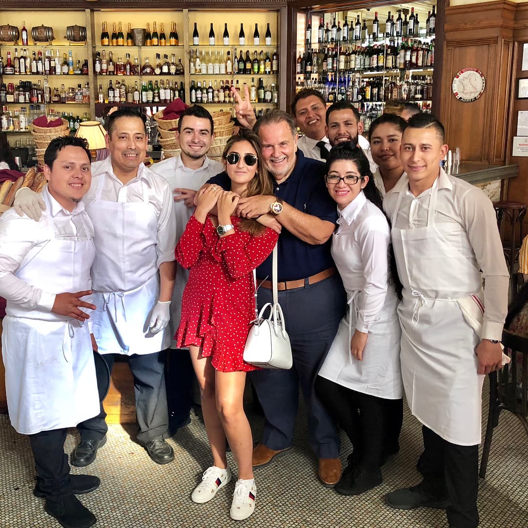 Tal vez, El Gordo sintió el sabor agridulce de la despedida, por lo que trató de calmar ese sentimiento degustando unos exquisitos platillos en la ciudad donde ahora vive Mia, porque como dice el dicho: "
<b><a href="https://www.univision.com/shows/el-gordo-y-la-flaca/las-penas-con-pan-son-menos-raul-de-molina-y-su-hija-se-despidieron-entre-comida-y-postres-fotos">las penas con pan son menos"</a></b>.