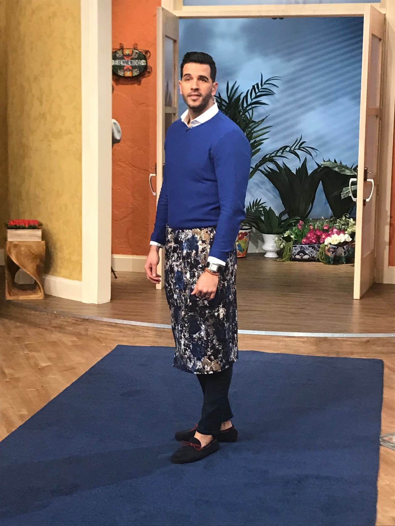 La falda para hombres está dando mucho de qué hablar en el mundo de la moda y, nuestro chef Jesús dijo sí a probar esta tendencia.