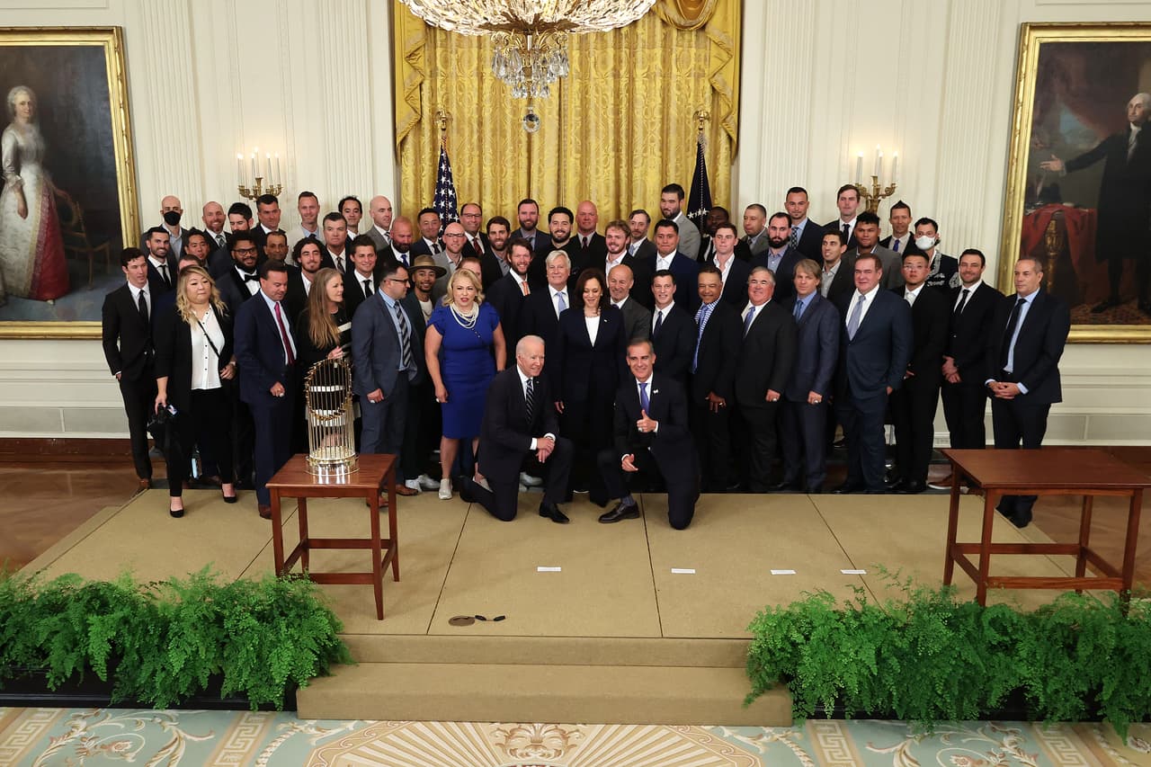El presidente Joe Biden, Eric Garcetti, alcalde de Los Ángeles, y los jugadores de los Dodgers. Posan durante su encuentro en la Casa Blanca el 2 de julio de 2021.
<br>