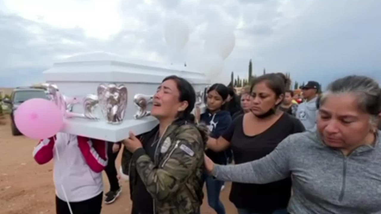 Raquel Soriano contó entre lágrimas que se salvó del crimen porque se regresó por su bolsa. Los asesinados fueron despedidos por la comunidad y de un mariachi, pues su padre era músico de profesión. Ellos fueron acribillados a balazos en plena calle.