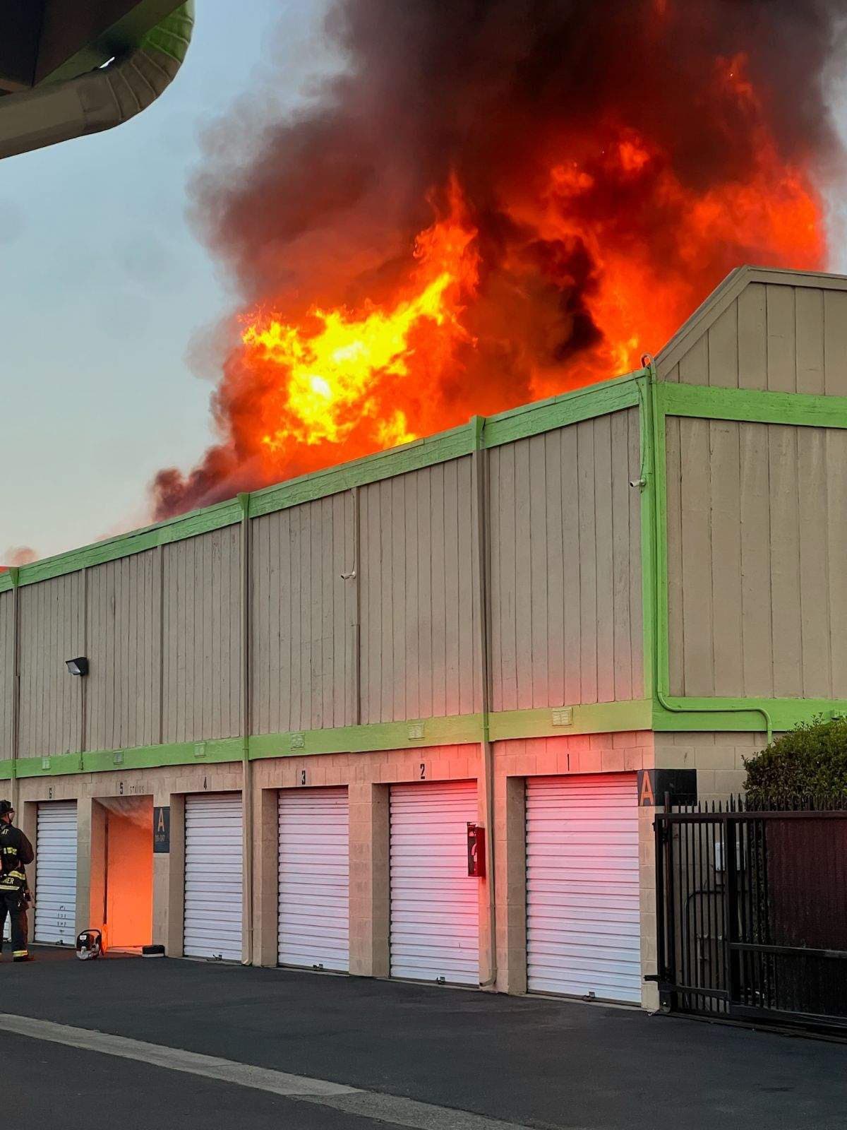 Este lunes 29 de abril, poco después de las 6 am, los bomberos de Fremont respondieron a un incendio en Extra Space Storage, ubicado en el 38491 del Boulevard Fremont.