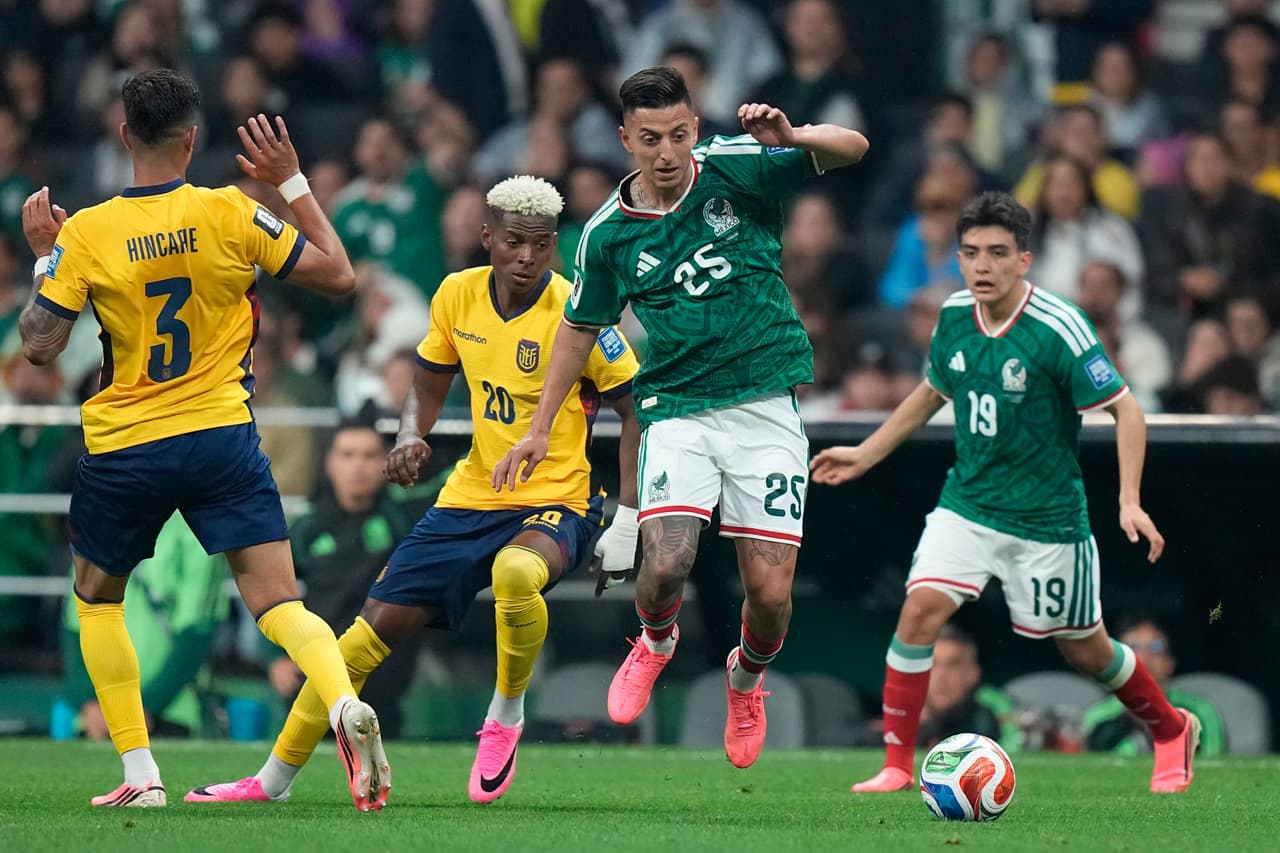 El mexicano Roberto Alvarado (25) disputa el balón con el ecuatoriano Nilson Angulo (20) durante el partido de dieciseisavos de final de la Copa del Mundo entre México y Ecuador, en Ciudad de México, el martes 30 de junio de 2026.