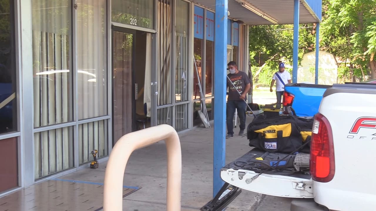 La policía dijo que había dos diferentes eventos en el salón de eventos en donde una discusión entre dos grupos de personas desató una pelea y luego se registraron varios disparos que hirieron a las ocho personas.