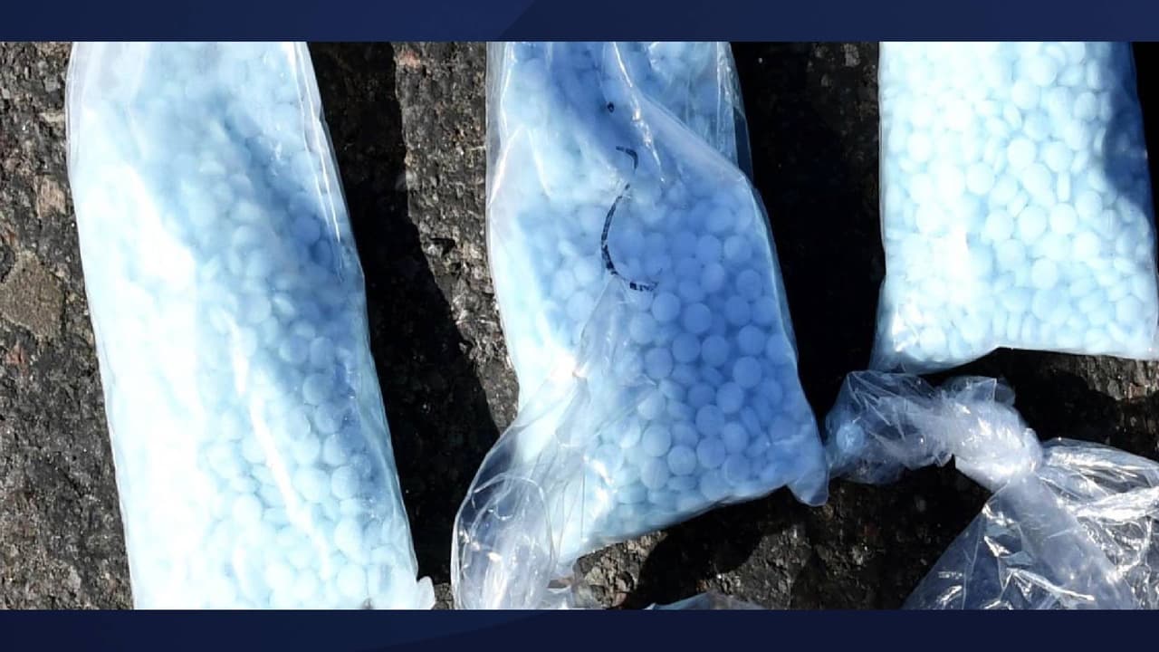 El 
<a href="https://twitter.com/DEAPHOENIXDiv/status/1489302771375300613?ref_src=twsrc%5Etfw%7Ctwcamp%5Eembeddedtimeline%7Ctwterm%5Eprofile%3ADEAPhoenixDiv%7Ctwgr%5EeyJ0ZndfZXhwZXJpbWVudHNfY29va2llX2V4cGlyYXRpb24iOnsiYnVja2V0IjoxMjA5NjAwLCJ2ZXJzaW9uIjpudWxsfSwidGZ3X2hvcml6b25fdHdlZXRfZW1iZWRfOTU1NSI6eyJidWNrZXQiOiJodGUiLCJ2ZXJzaW9uIjpudWxsfSwidGZ3X3NwYWNlX2NhcmQiOnsiYnVja2V0Ijoib2ZmIiwidmVyc2lvbiI6bnVsbH19%7Ctwcon%5Etimelinechrome&ref_url=https%3A%2F%2Fwww.dea.gov%2Fdivisions%2Fphoenix" target="_blank">comunicado de prensa de la DEA</a> indica que los tres hombres fueron ingresados en la cárcel del condado y fueron procesados 
<b>el 24 de enero de 2022 </b>en el Tribunal Superior del Condado de Maricopa.