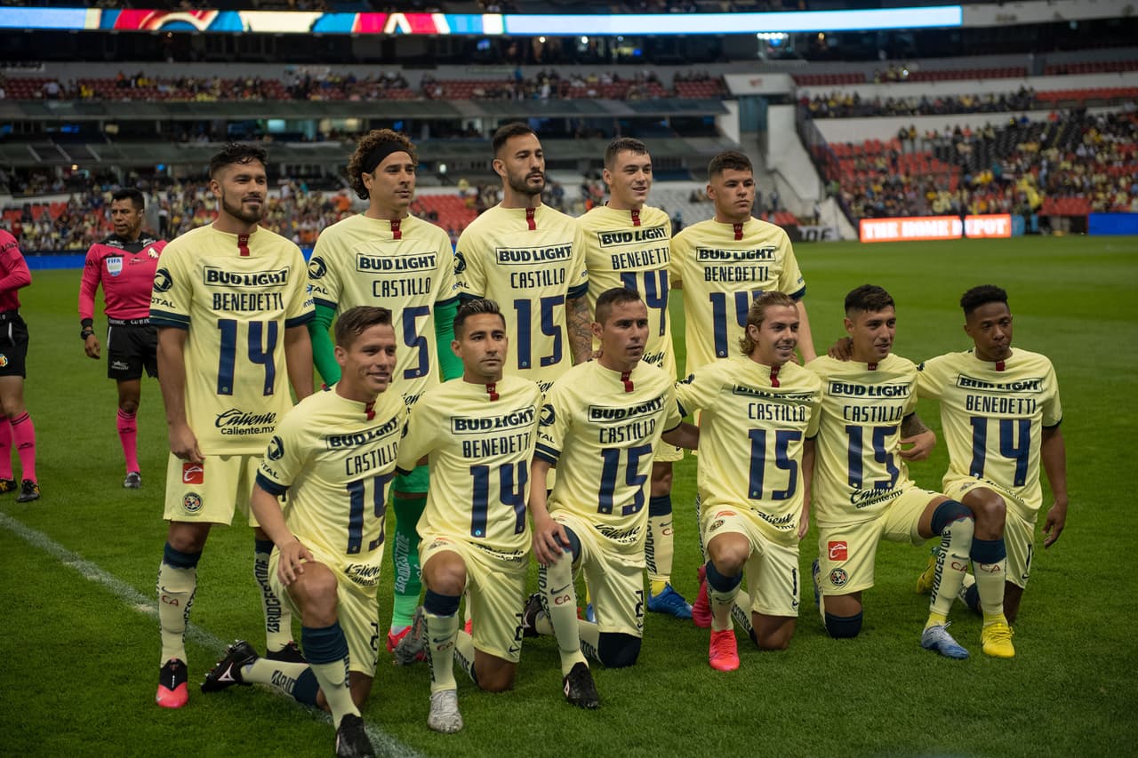 Previo al juego, durante el calentamiento y en la foto oficial, jugadores de América recuerdan con cariño y envían muestra de apoyo para sus futbolistas lesionados.