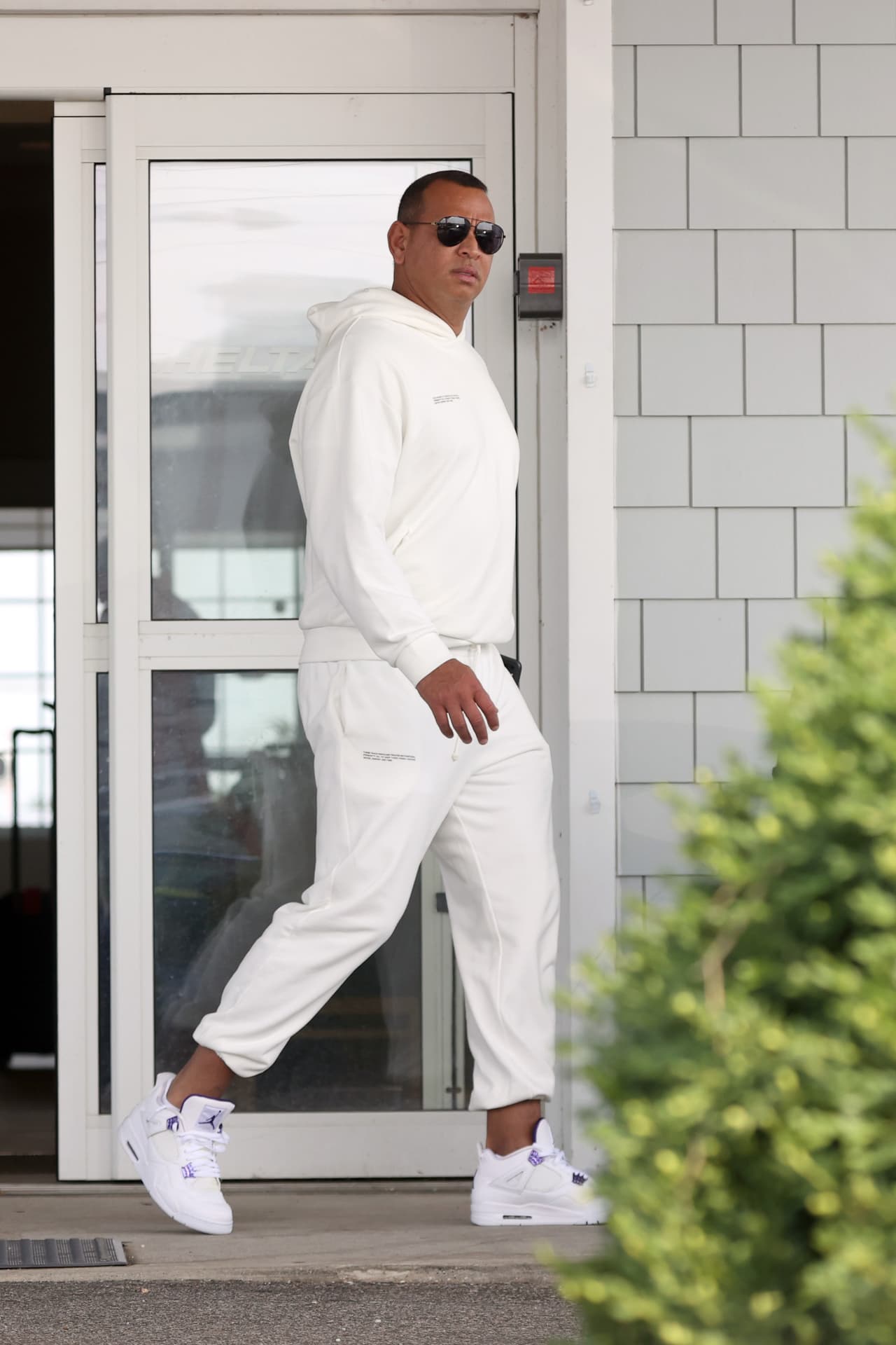 Se han dado a conocer nuevas imágenes del exbeisbolista en las que
<b> <a href="https://www.univision.com/famosos/alex-rodriguez-casa-hamptons-milla-jlo-fotos" target="_blank">fue captado en los Hamptons</a></b>, un destino de verano favorito para los neoyorquinos.
<br>