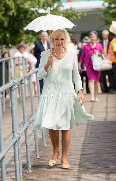 Con un look recatado como es su costumbre esta vez portó una sombrilla.