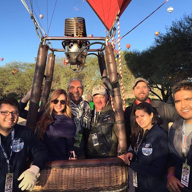 La realidad es que iba muy bien acompañada por su galán, quien seguro aprovechó las alturas para un momento muy romántico.