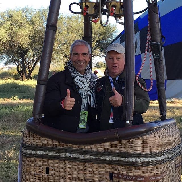 ¿Quién iba a decir que entre tanto pretendiente, este argentino de 49 años conquistaría a la artista?