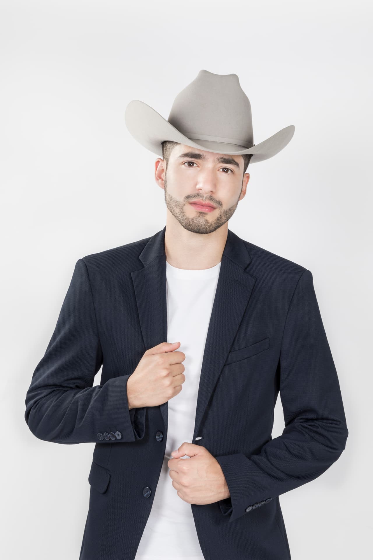 <b>Jary</b>
<b>Franco</b> inicia este 2021 con su primera nominación a Premio Lo Nuestro en la categoría Canción Mariachi/Ranchera del Año - Regional Mexicano.