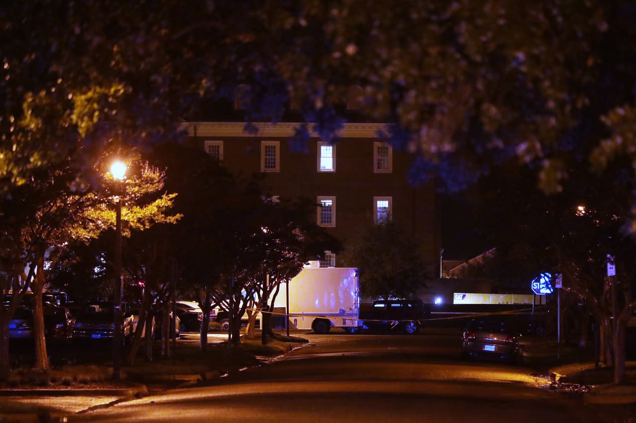 El presunto atacante entró en el edificio y "abrió fuego indiscriminadamente contra las víctimas", dijo el jefe la policía James Cervera. Las víctimas fueron encontradas en los tres niveles del edificio, una de ellas al exterior, en un automóvil.