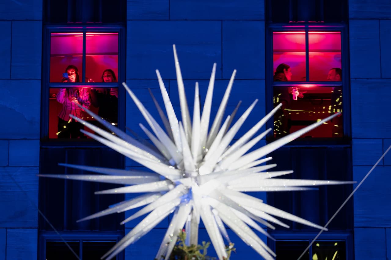 Las autoridades recomiendan a neoyorquinos y visitantes utilizar transporte público, incluidos metro, trenes regionales, autobuses y ferris, además de opciones como bicicleta y recorridos a pie para evitar largos retrasos vehiculares.