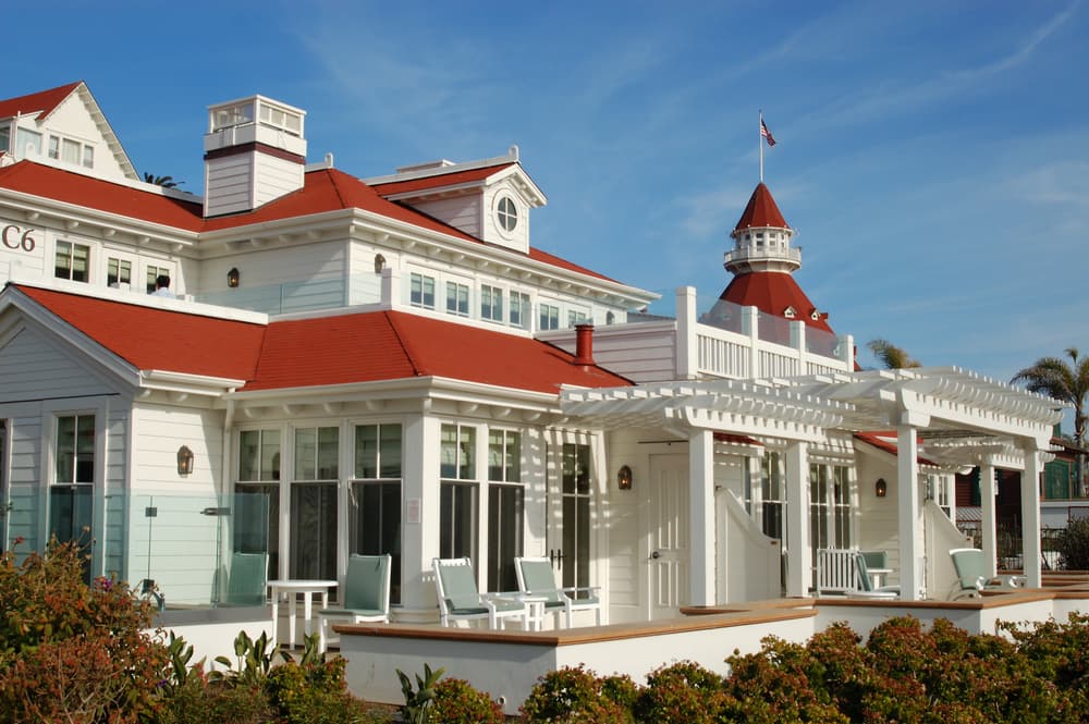 La mujer de 24 años llegó al Hotel del Coronado el Día de Acción de Gracias, sola y un tanto enferma. Dijo al staff del resort que estaba esperando a un hombre. Algunos dicen que era su hermano, otros que se trataba de su esposo y otros más que en realidad era su amante.