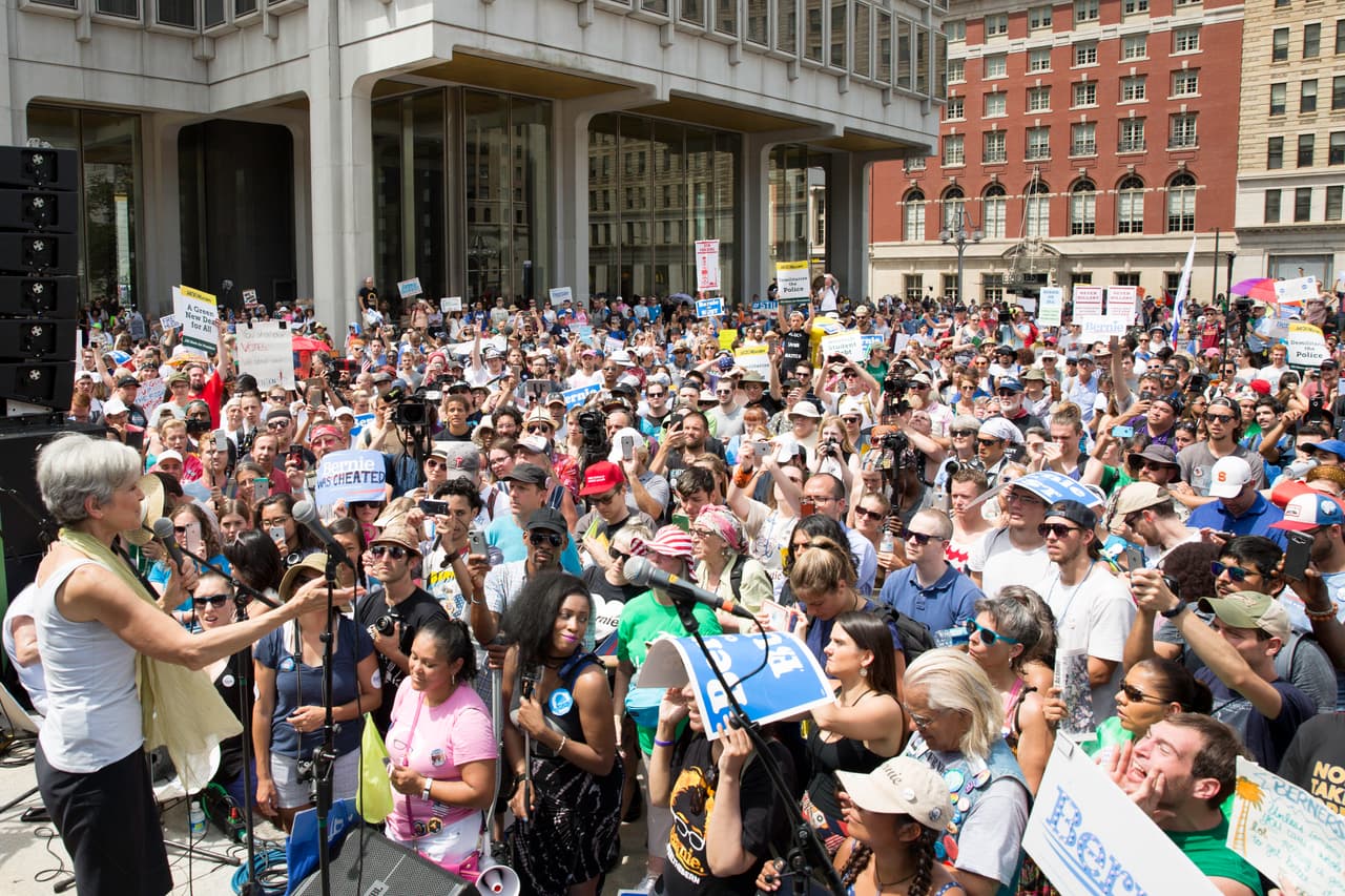 MARTES 26 DE JULIO. 2:26 PM. Jill Stein, candidata presidencial y líder del partido Verde, se dirige a un concurrido grupo de simpatizantes de Bernie Sanders que ocupa toda la plaza frente al City Hall de Filadelfia. La oferta de Stein es continuar las ideas de Sanders, ahora que el senador apoya a Hillary Clinton como candidata del partido demócrata.