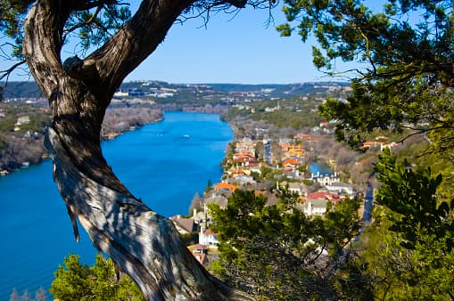 <b>Mount Bonnell: </b>Elevándose a 785 pies sobre el nivel del mar, es el punto más alto de Austin y ofrece una hermosa vista de la ciudad y las colinas del lago Austin. Mount Bonnell es también el lugar perfecto para disfrutar de espectaculares puestas de sol de Austin.