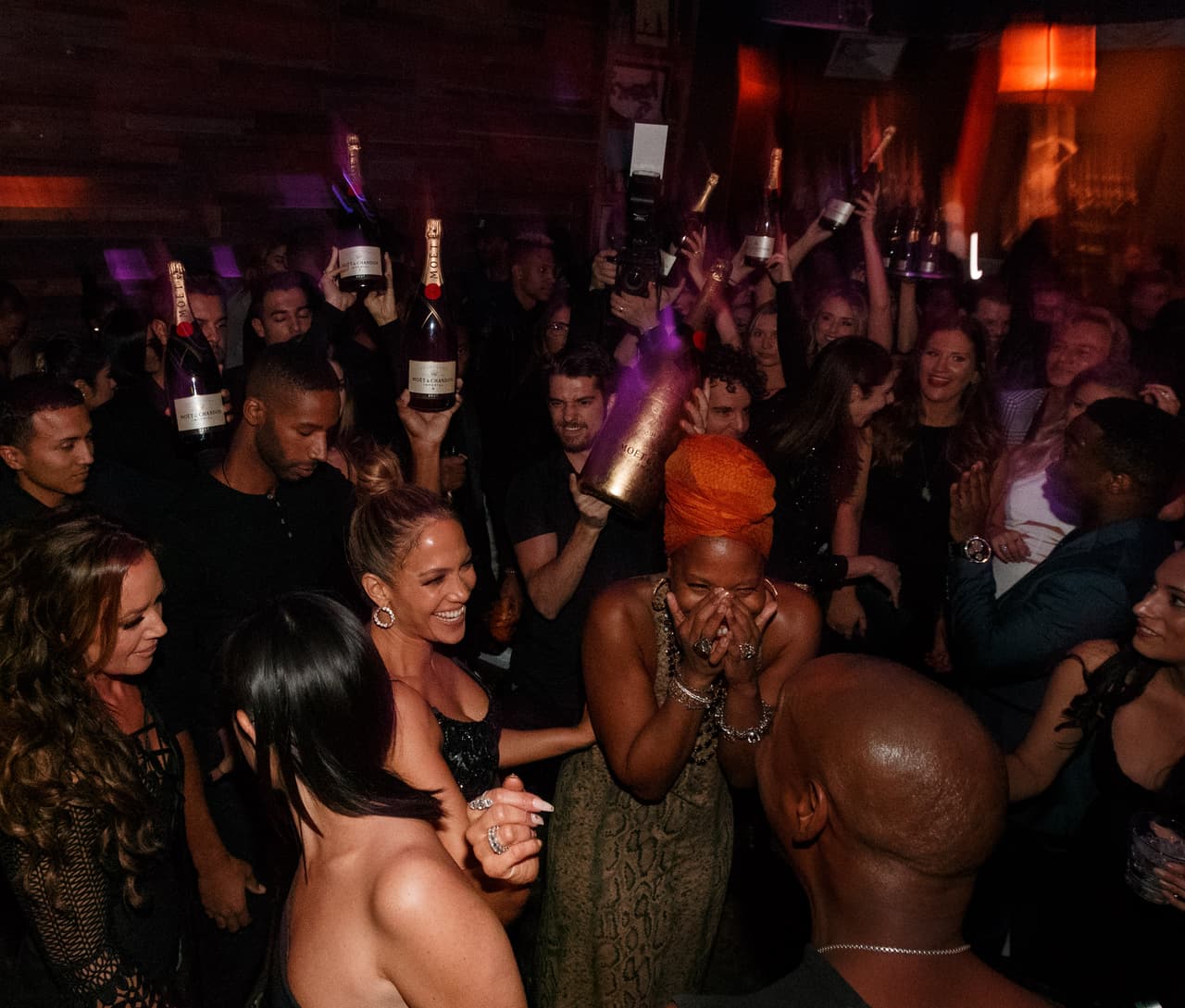 ¿Qué tipo de chistes contará Jennifer? ... ¡Rojos o blancos!