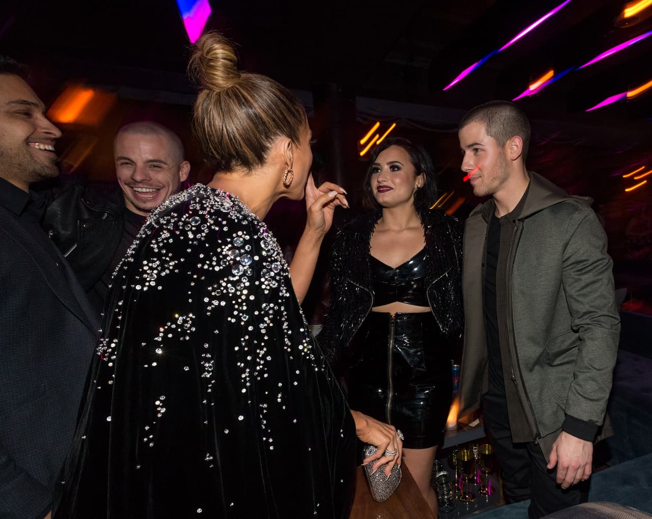 Pareciera que la intérprete les da consejos de hermana mayor.