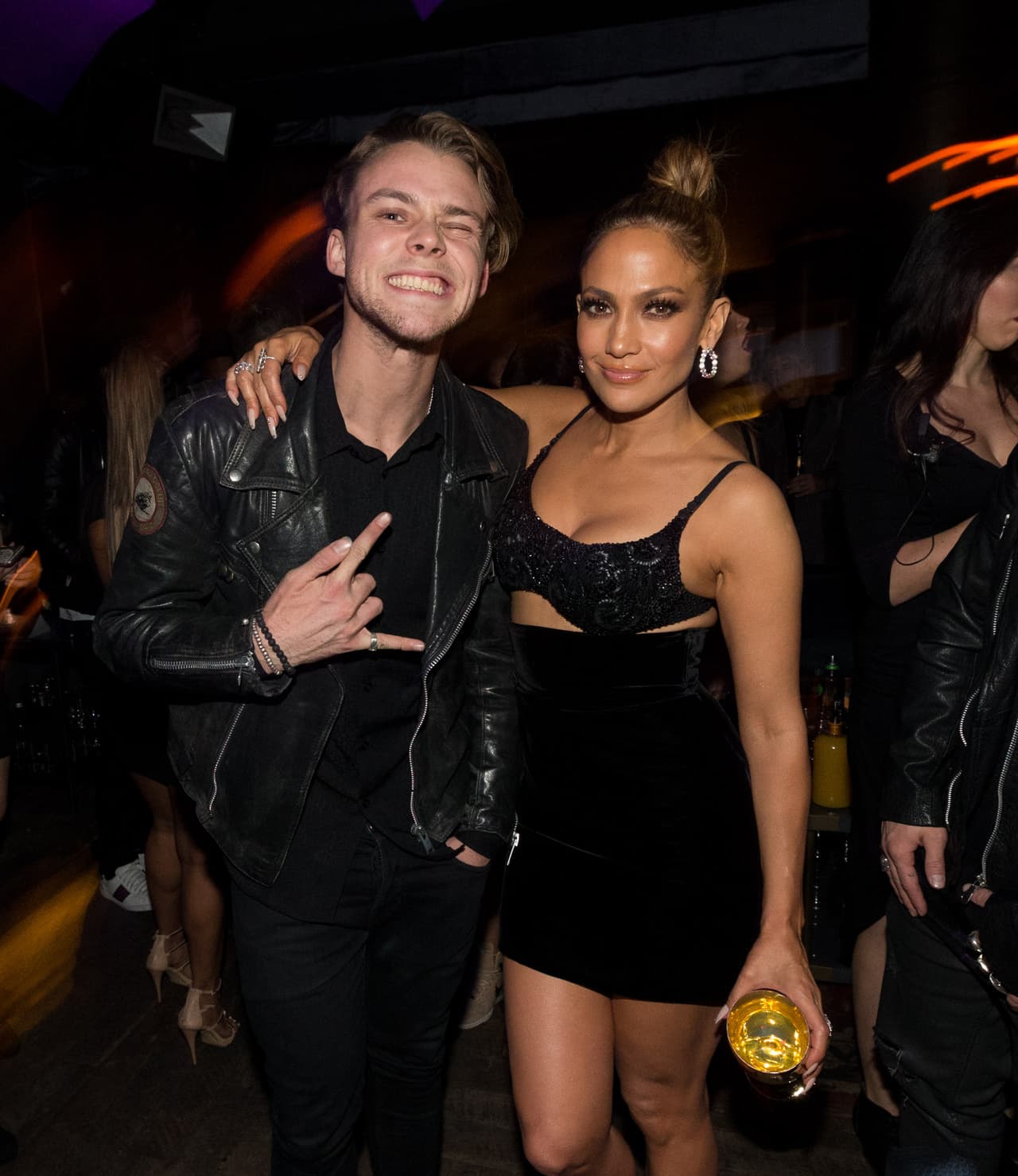 La guapa cantante no soltó sus bebidas, y se la pasó increíble.