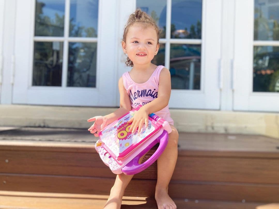 Chloé cumplió 2 años en febrero. Ella tiene encantada a su mami Caro. En redes sociales comparte mucho de ella, sus juegos, nuevos aprendizajes y hasta sus travesuras.