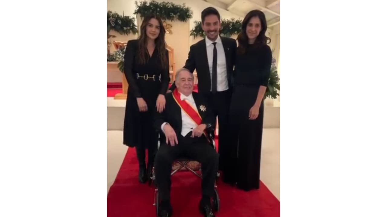 Víctor González Torres junto a su familia.