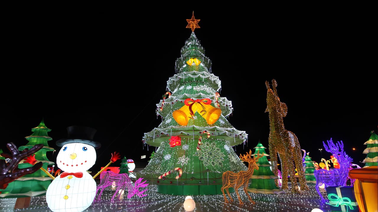 Magical Winter Lights llega a iluminar Houston.
<b>Boletos:</b> Hay que comprarlos en internet |
<b>Niños y adultos mayores:</b> $13|
<b>Adultos:</b> $22 |
<b>Paquetes familiares: </b>$76 (máximo 6 personas) |
<b>Estacionamiento</b>: $5, se paga en el lugar y solo reciben efectivo.
<br>