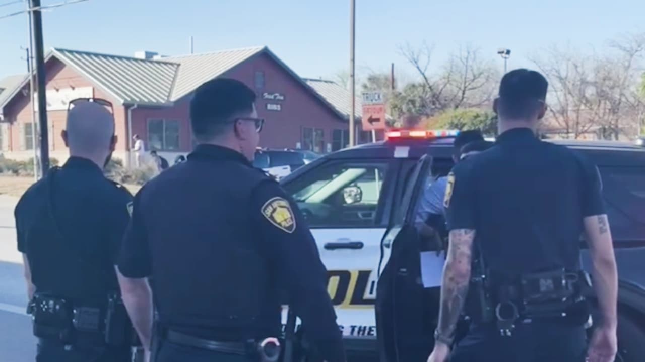 Una persona resulta herida de gravedad luego de un tiroteo en una parada de autobuses