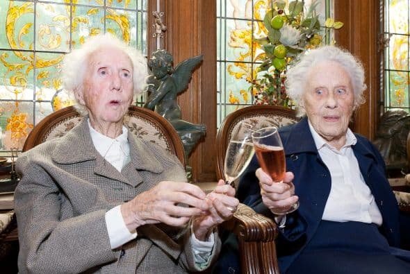 Dos hermanas belgas son desde el sábado las únicas gemelas centenarias en el mundo, según los datos disponibles, tras cumplir cien años por todo lo alto en una residencia de ancianos de Bélgica, donde no faltó el champán ni la tarta de cumpleaños.