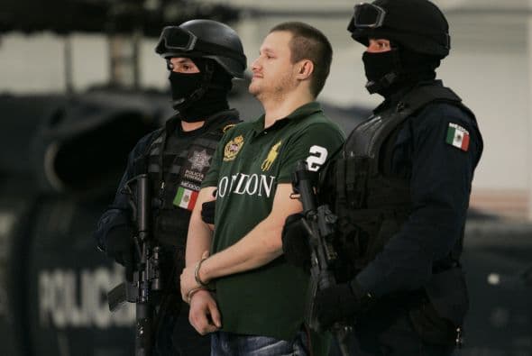 Comenzó como matón en la mexicana Nuevo Laredo (fronteriza con Laredo), donde enfrentó a "Los Zetas", antiguo grupo armado del cartel del Golfo y que hoy también está organizado como cartel.