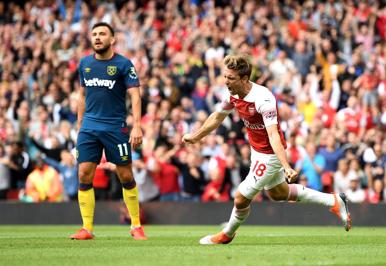 Alex Iwobi cruzó un balón por el área y en el segundo palo le quedó al español que tras acomodarse definió con potencia.