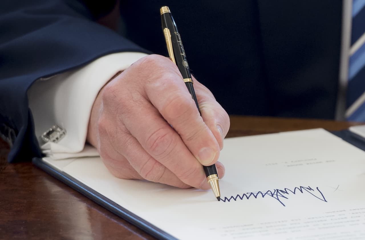 “En las próximas semanas voy a firmar un proyecto de ley de inmigración, tengo el poder de hacerlo como presidente”, aseguró el mandatario.
<br>