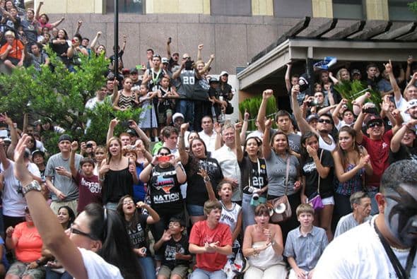 Photos: Spurs Championship Parade 2014 Barges