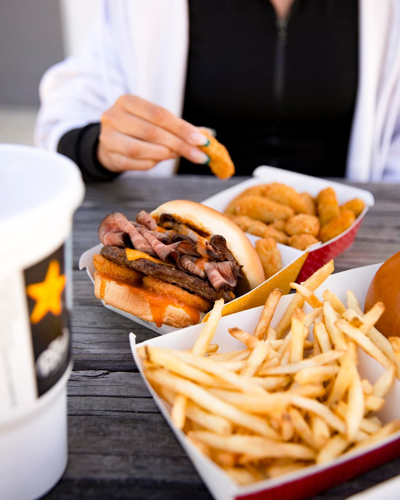 <b><a href="https://www.hardees.com/">Hardee’s</a></b>. La cadena nacional de hamburguesas
<b><a href="https://www.hardees.com/about-us">Hardee's nació en septiembre de 1960 cuando Wilber Hardee abrió su restaurante rápido y económico en Greenville</a></b>. Se le ocurrió la idea después de visitar el primer McDonald's del estado -en Greensboro- y vio cuán exitoso podría ser un restaurante vendiendo hamburguesas y papas fritas.