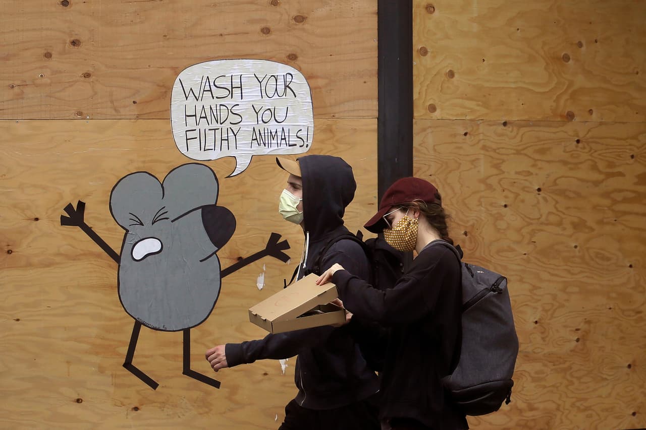 Además de embellecer las calles semivacías y dar un respiro visual a las murallas de tablones que se encuentran en las fachadas de los establecimientos afectados, los artistas callejeros aprovechan sus creaciones para enviar recordatorios a la población con un toque de sarcasmo. "¡Lávense las manos, animales sucios!", grita la caricatura de este ratón.