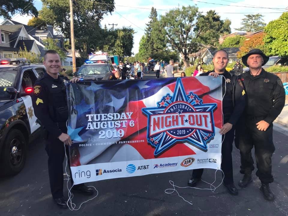 Después de una semana trágica de tiroteos masivos en todo el país, incluyendo Gilroy, El Paso y Dayton, el evento anual conocido como ‘National Night Out’ fue realizado con el objetivo de ayudar a restablecer la confianza en la comunidad de poder salir tranquilamente a las calles.
<br>