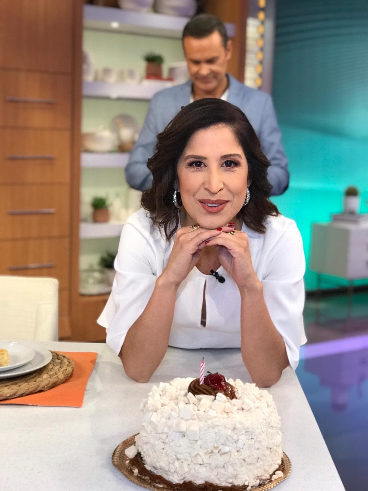 Este viernes 2 de agosto, Elyangelica González celebró su cumpleaños con un exquisito pastel en familia. Quiso guardar un recuerdo, sin embargo, no fue como pensó, ya que el despistado de Alan Tacher se coló en la foto sin querer.