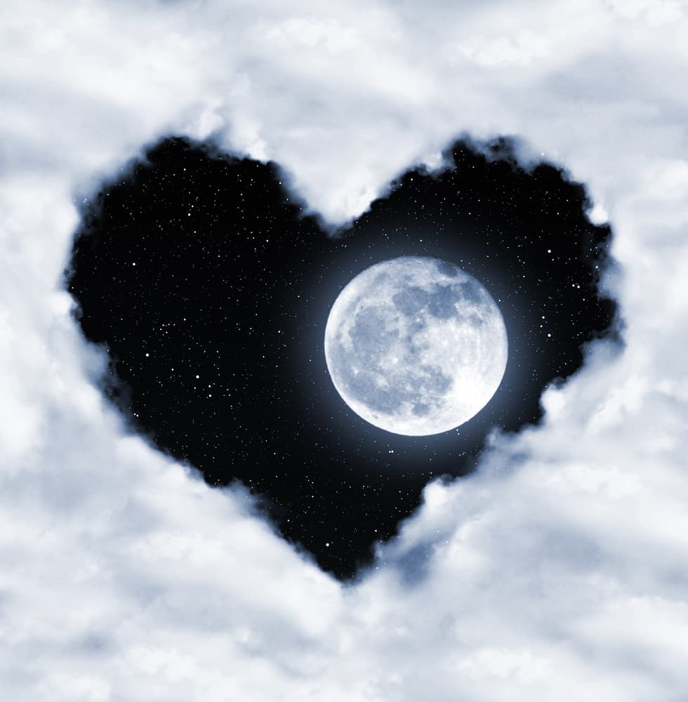 De nuevo los enamorados tendrán un pretexto para pasar juntos la noche mirando la Luna, la romántica Luna que desde tiempos ancestrales ha estado ligada a una gran cantidad de actividades humanas. La Luna llena se vincula a la ovulación y regulación menstrual en los mamíferos, entre ellos nosotros los humanos, nos indica los ciclos fértiles, los tiempos de la cosecha, la pesca, el movimiento de las aguas del océano, las mareas, pero sobre todo ¡el amor!
<br>