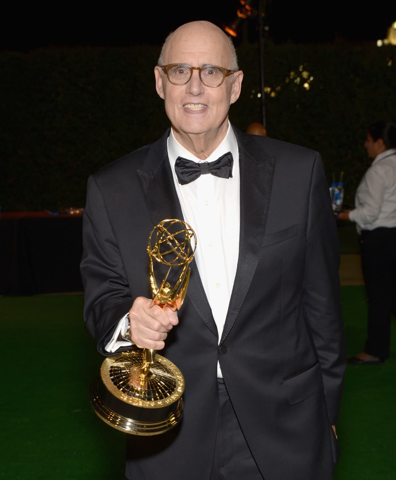 El actor Jeffrey Tambor se llevó su estatuilla a la fiesta.