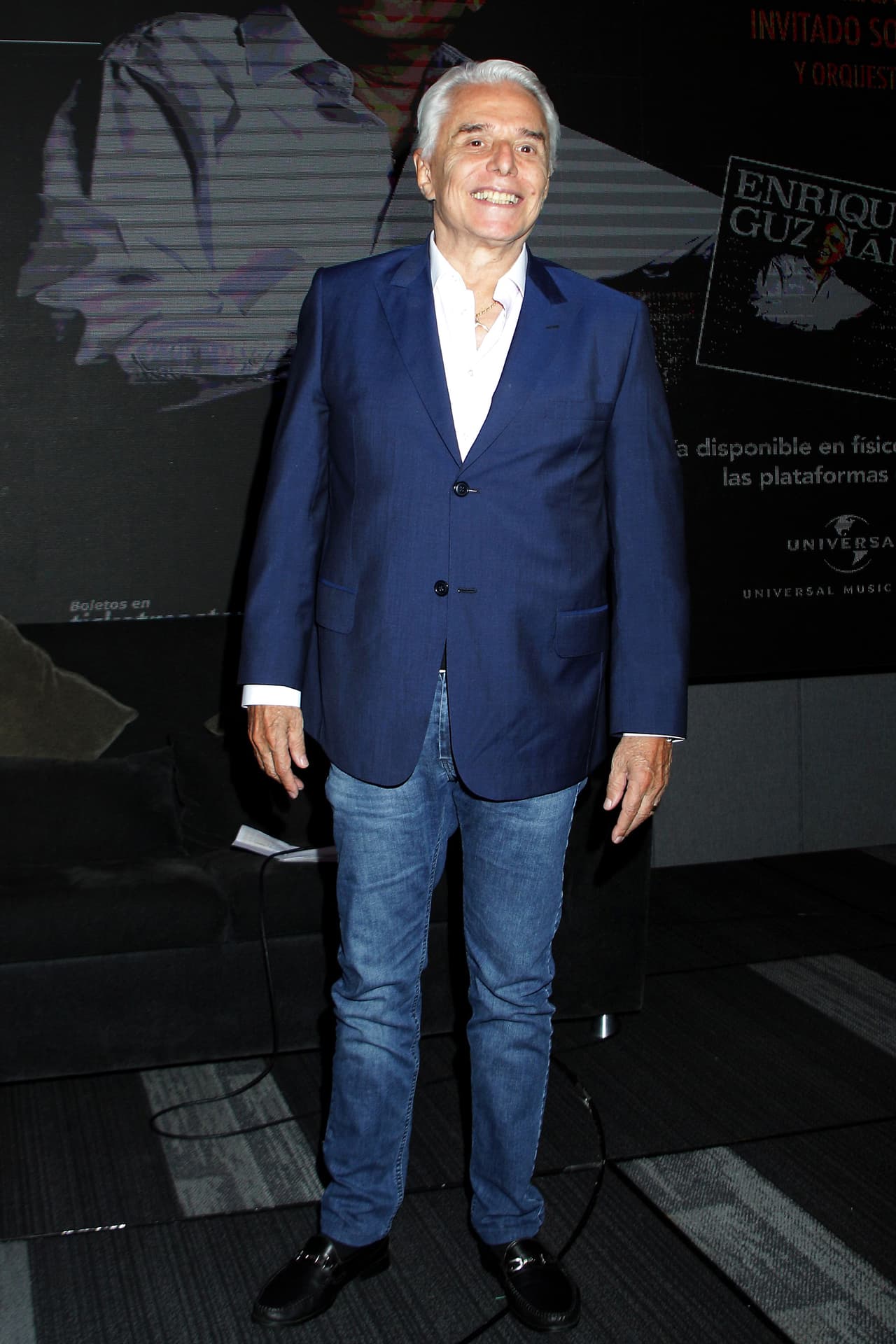 El cantante fue cortante ante los cuestionamientos que se le hicieron afuera de la Fiscalía y se limitó a decir que se sentía "absolutamente" seguro del proceso.
<br>