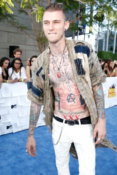 ¡¿En qué estaba pensando?! Machine Gun Kelly no llevó camisa.