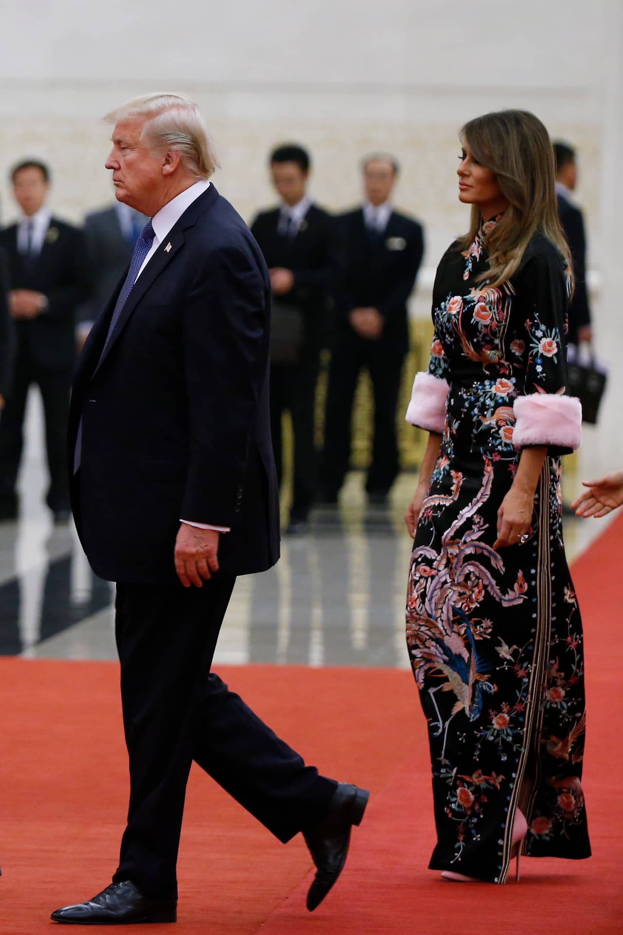 Ni siquiera el gran acierto de este viaje, la elección que hizo Melania de un kimono largo, bordados, de mangas de piel rosa, diseñado por Alessandro Michele de Gucci que usó para la cena de estado en China, logró llamar la atención de estos medios siempre tan devotos de la marca italiana (que no de la primera dama).