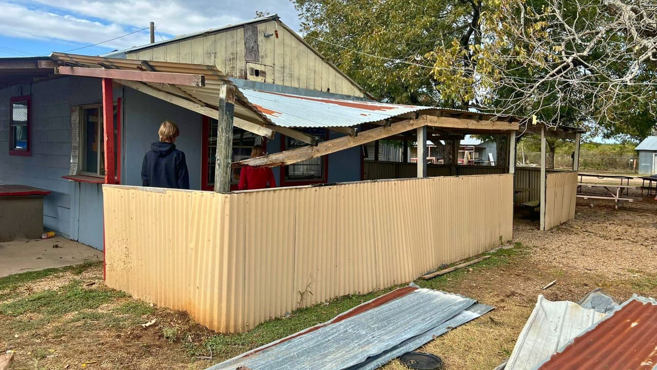 Policías, bomberos y equipos de emergencia llegaron rápidamente para limpiar los escombros y brindar apoyo. 
<b>El lugar quedó bajo revisión mientras las autoridades investigan el estado y las condiciones del mercado.</b>