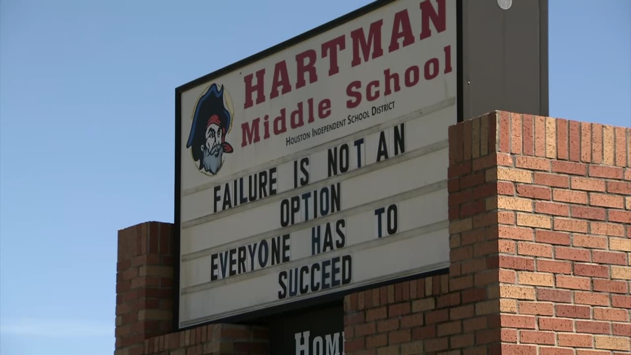 Imputan a exempleado de escuela en Texas por tener relaciones sexuales con una alumna de 13 años y embarazarla