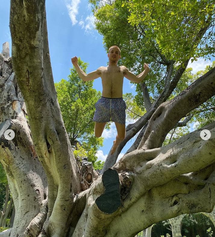En otra de las fotos se ve al hijo de Ludwika Paleta y Plutarco Haza saltar desde lo alto de un árbol en medio de un día caluroso. 
<br>