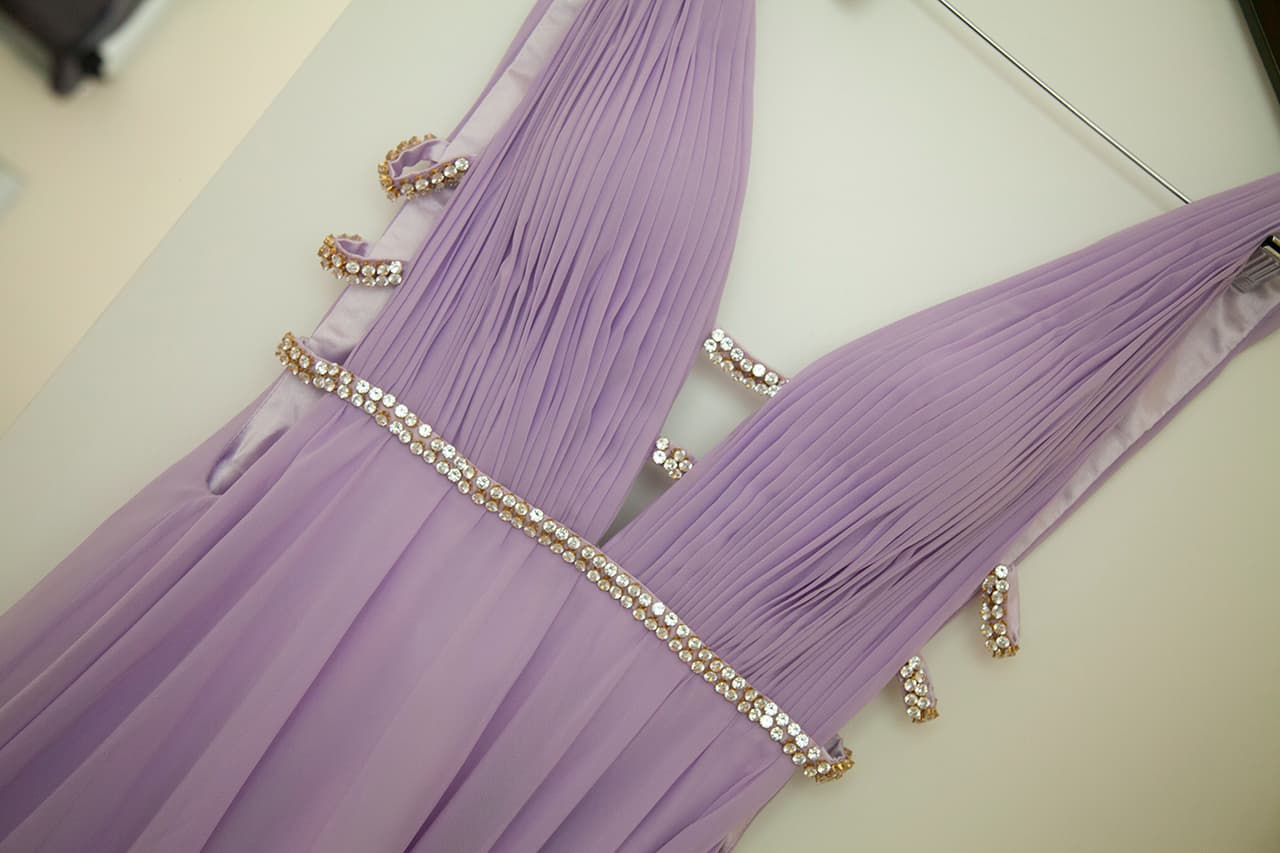 El cada gala, el look elegido ha sido más exitoso que el anterior. En la primera, el vestido largo lila daba la idea de que mientras caminaba, flotaba, y le daba un matiz angelical o de princesa.